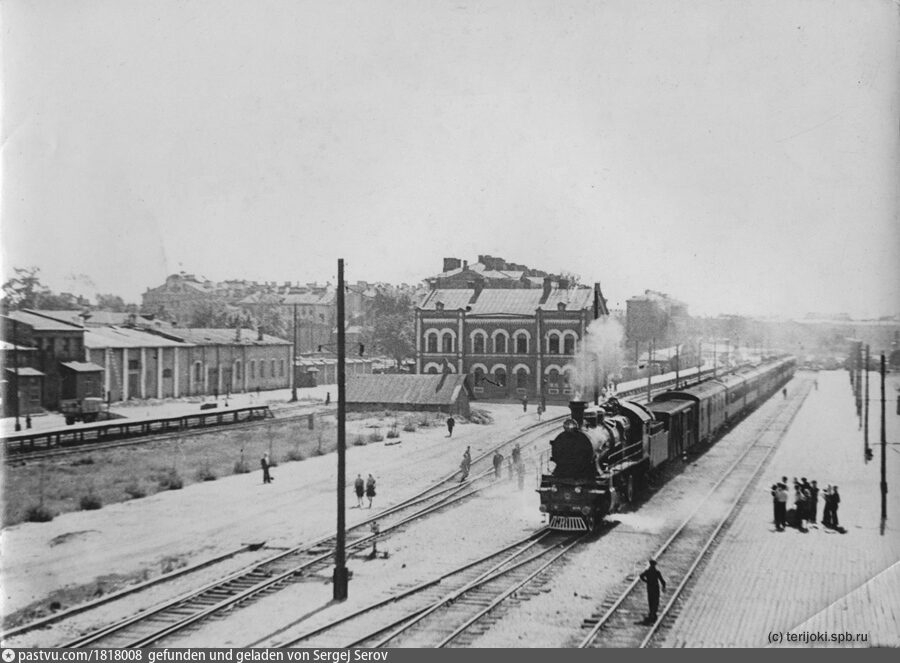 В левой части снимка виден вход в столовую. Фото1945-1948 годов